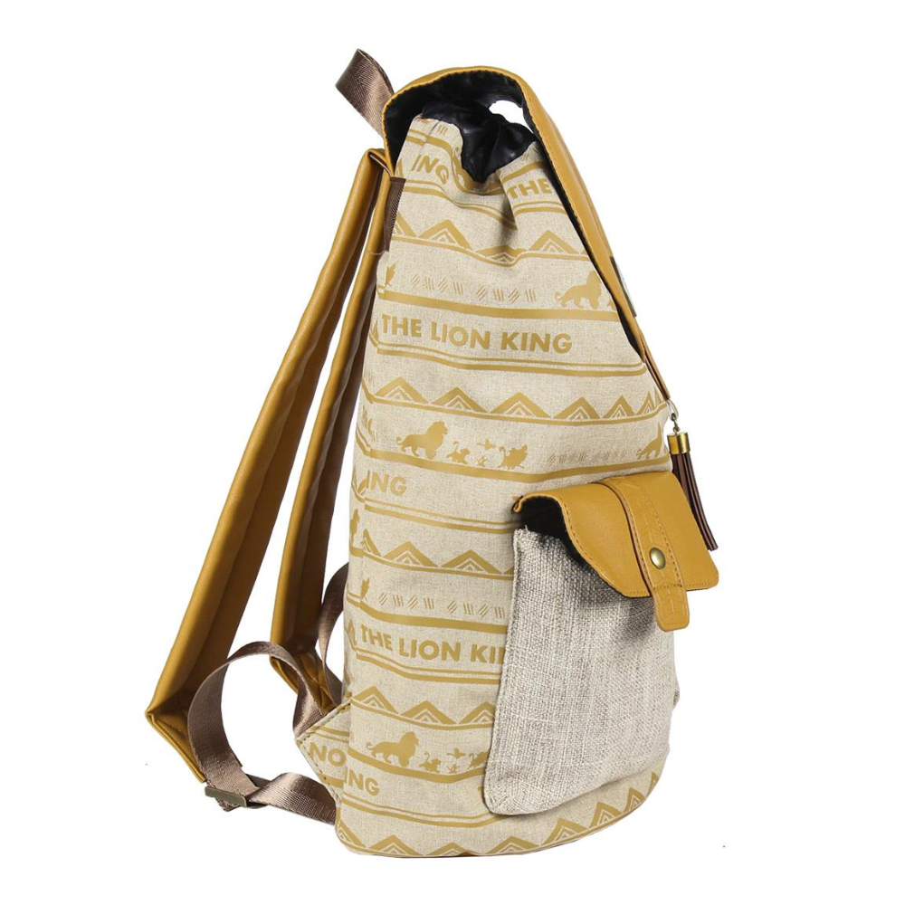 Mochila temática de El Rey León. Tela beige, con solapa y correas marrones simil cuero. Leones.