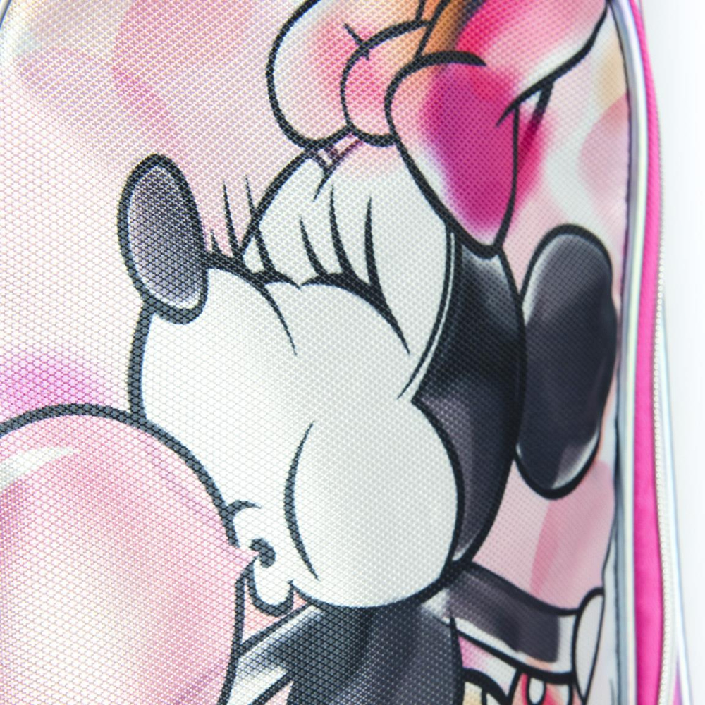 Primer plano de la mochila rosa de Minnie Mouse. Diseño repetitivo de la cara y el lazo de Minnie.