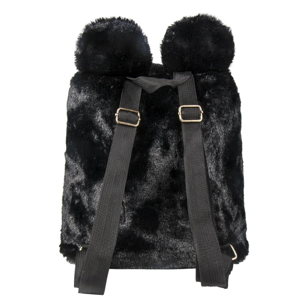 Mochila negra y esponjosa con dos orejas redondas y correas negras con hebillas doradas.