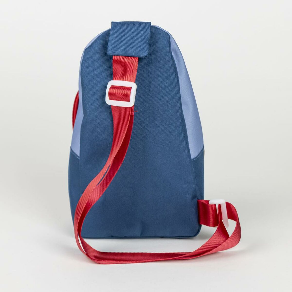 Rückseite eines blauen und roten Rucksacks. Mit roten Schultergurten und einer weißen Kunststoffschnalle.