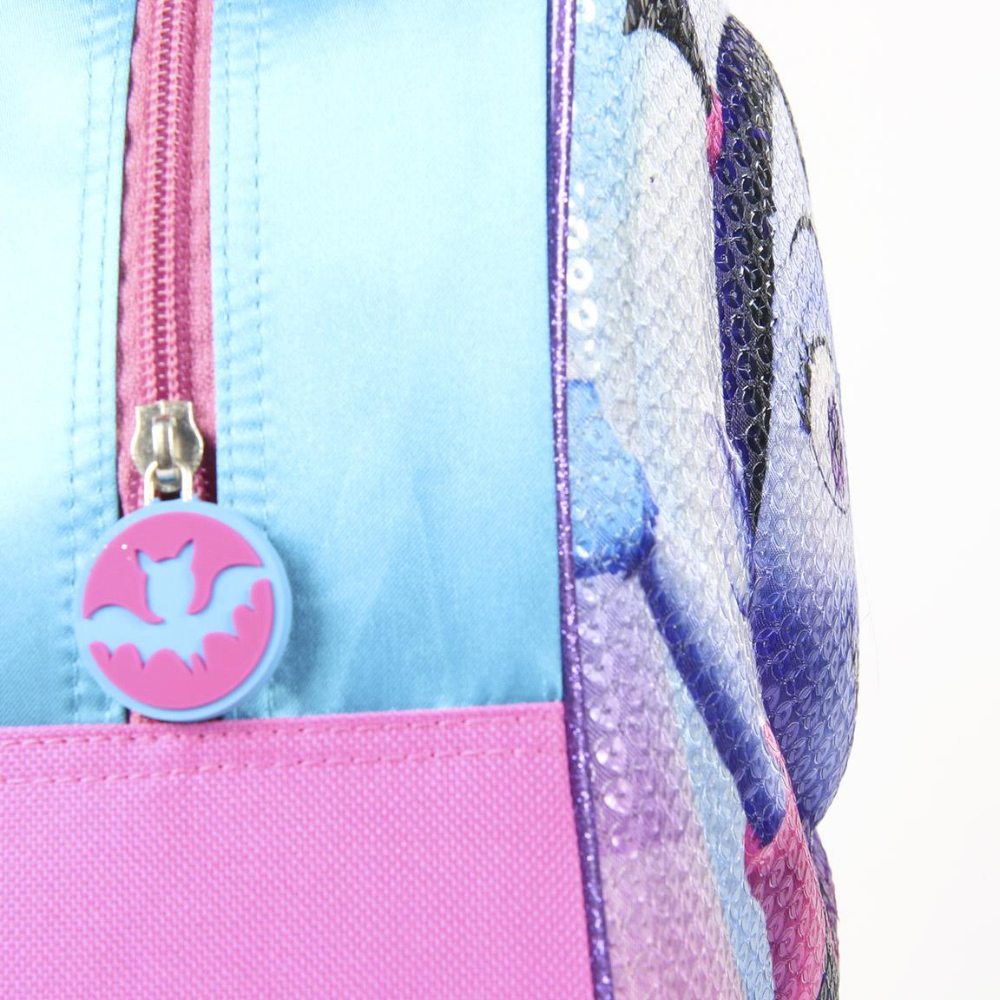 Primer plano de una mochila con esquema de color azul y rosa. Cuenta con un tirador de cremallera en forma de murciélago.