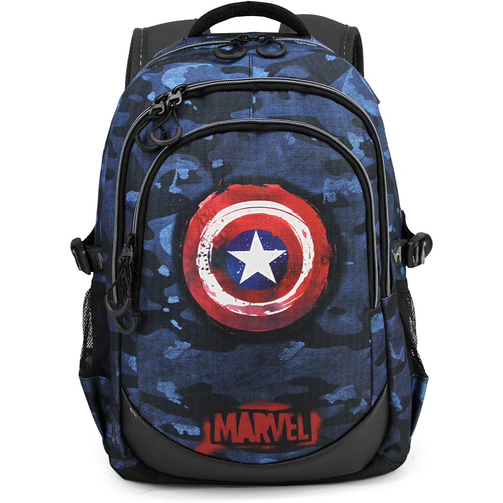 Mochila azul camuflaje con logo de escudo del Capitán América y detalles negros.