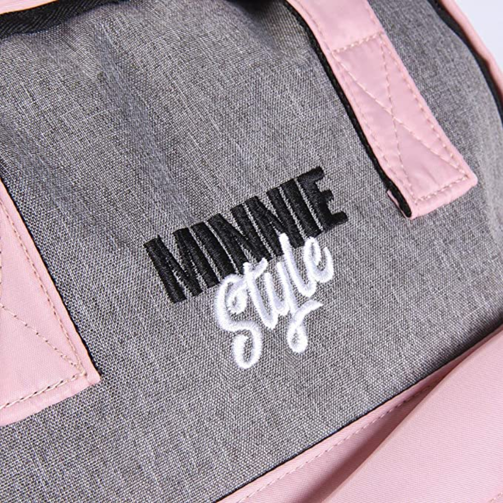 Mochila gris con detalles rosas y el logo Minnie Style en blanco y negro.