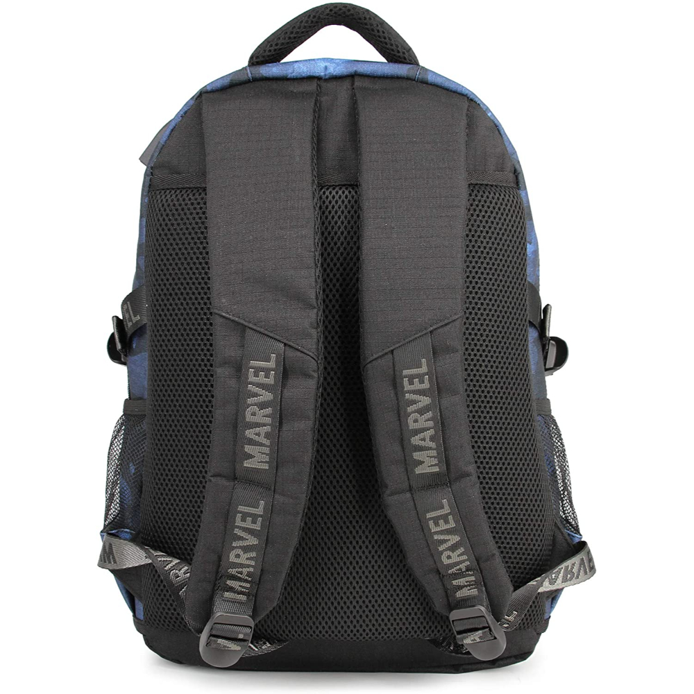 Vista trasera de una mochila azul marino de Marvel con correas negras y texto MARVEL. Malla negra en la espalda.