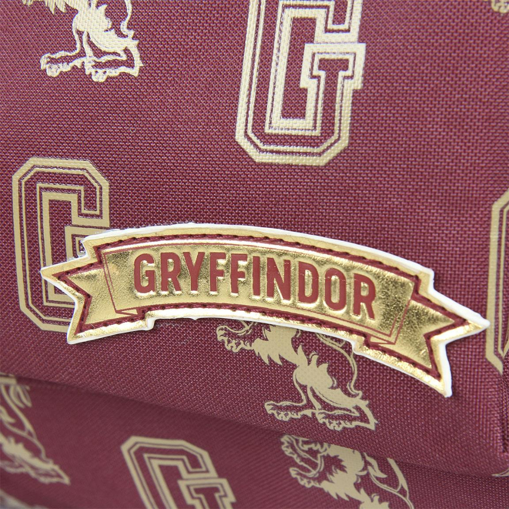 Nahaufnahme eines weinroten Rucksacks mit goldenem Gryffindor-Wappenetikett.