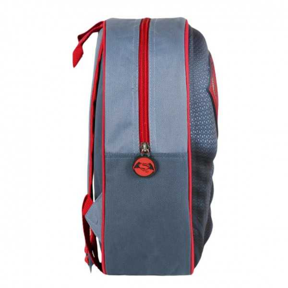 Vista lateral de la mochila de Superman. Laterales grises, cremallera y correas rojas.