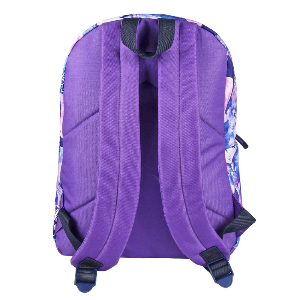 Mochila morada, vista trasera. Diseño floral con correas moradas. Cierres negros en la base.
