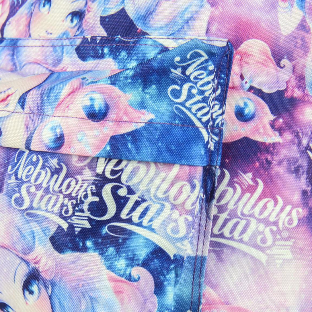 Primer plano de un bolsillo de mochila. Presenta el texto 'Nebulous Stars'. Colores rosa y azul.