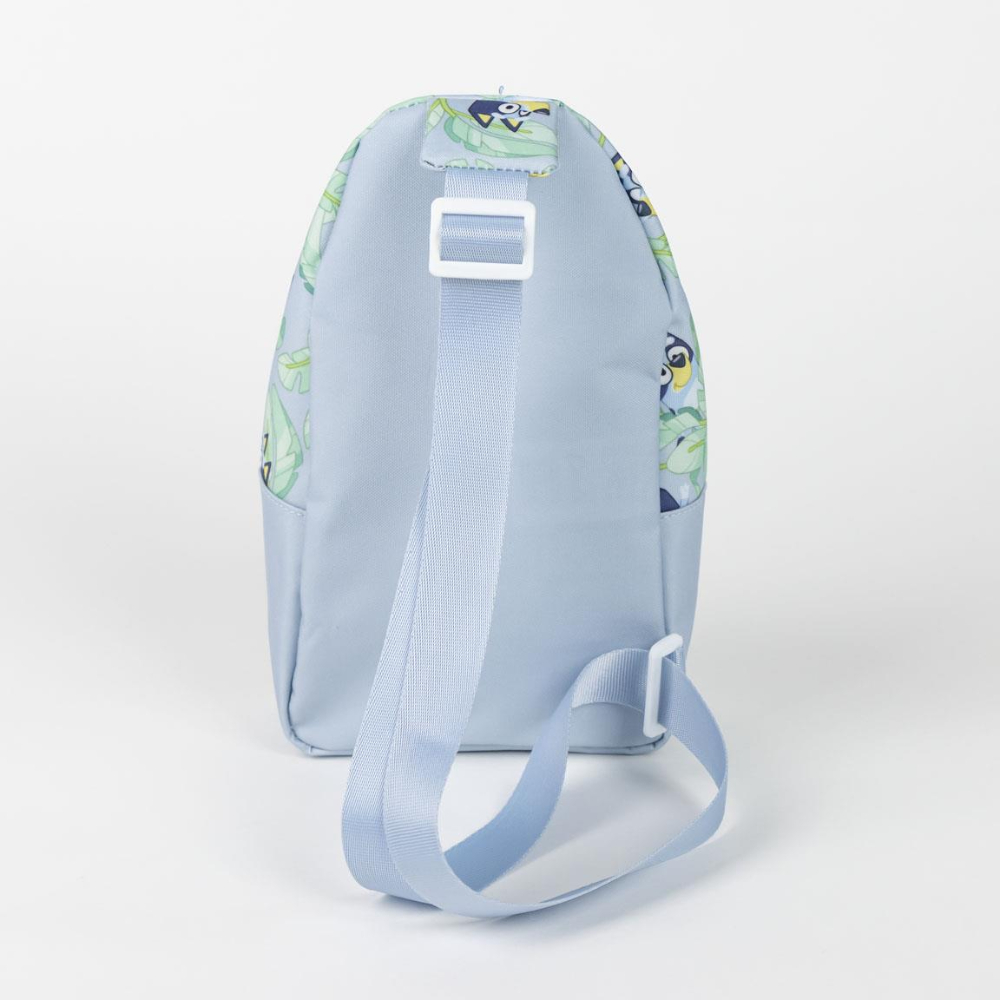 Mochila azul con estampado de dibujos animados de Bluey. Una correa azul claro está sujeta a la parte trasera.