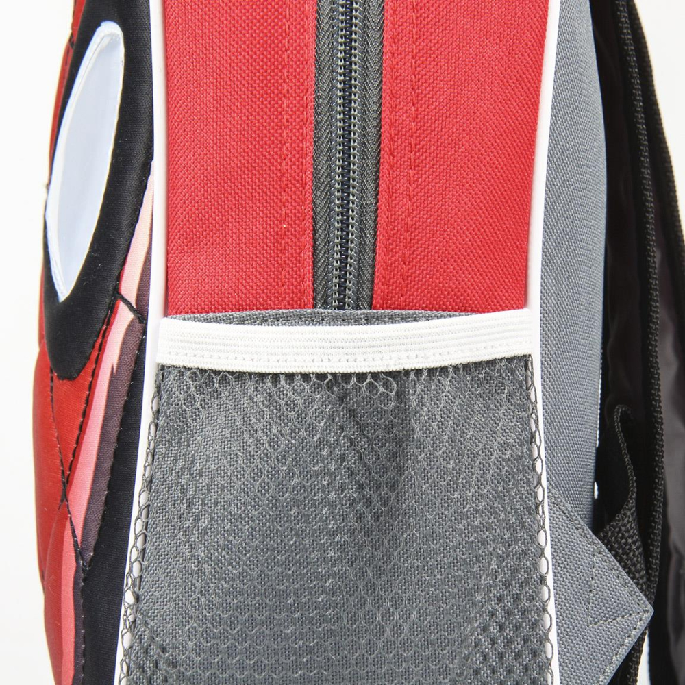 Primer plano de una mochila roja y negra con un bolsillo gris y una cremallera parcialmente visible.