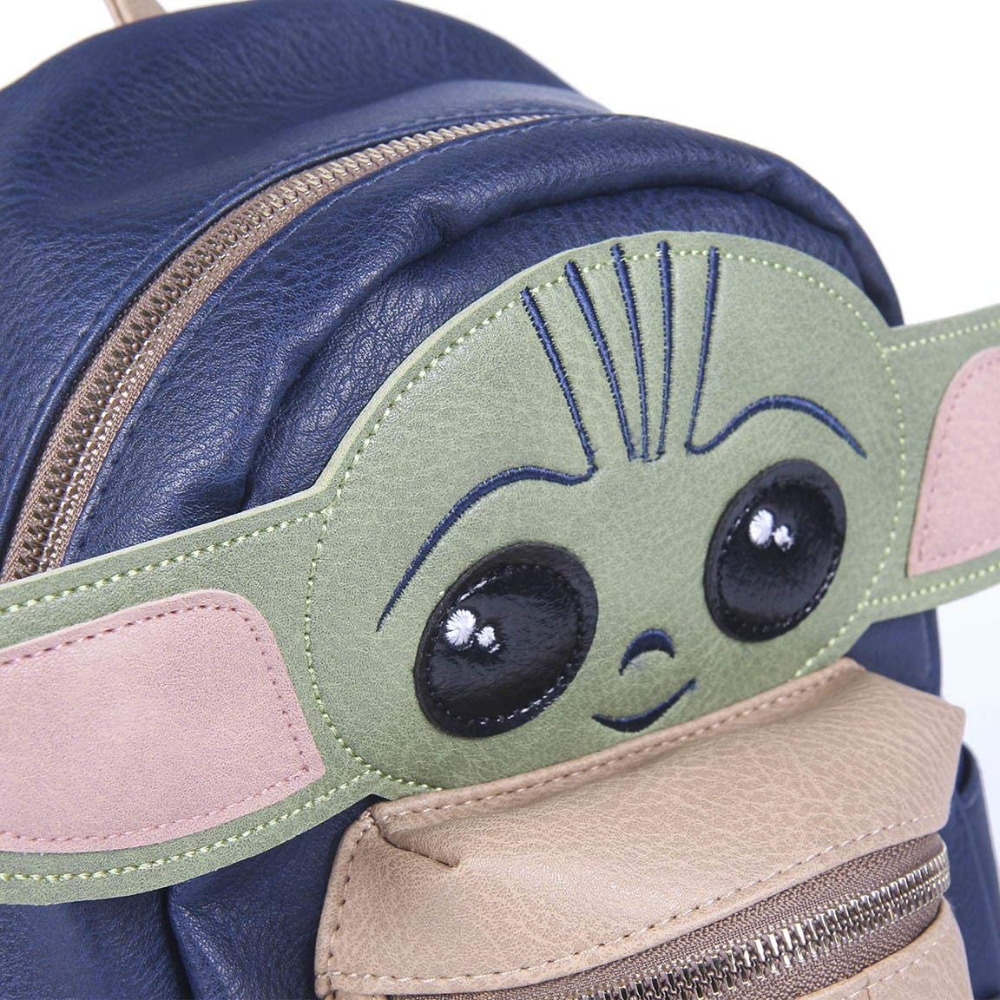 Nahaufnahme eines blauen Rucksacks mit Baby Yodas Kopf, großen Augen und einer beigen Tasche.