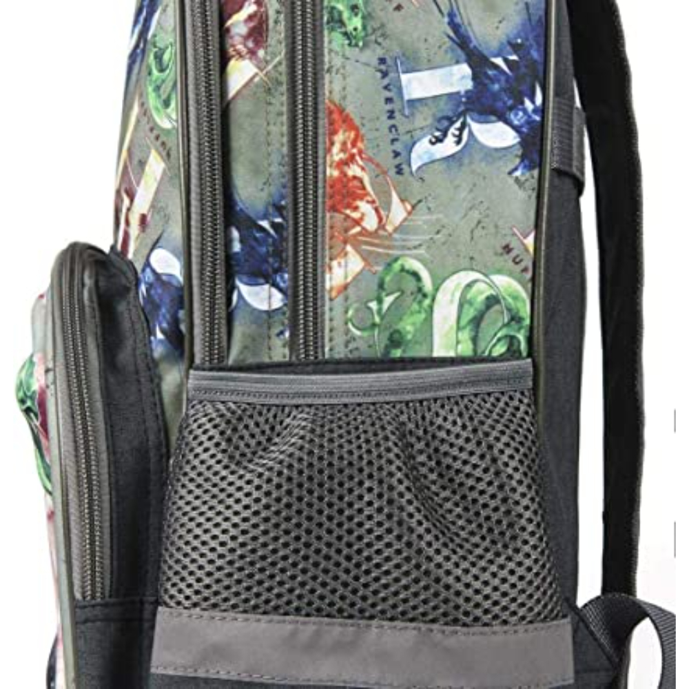 Primer plano de una mochila con tela estampada, con el escudo y los colores de la casa Ravenclaw.