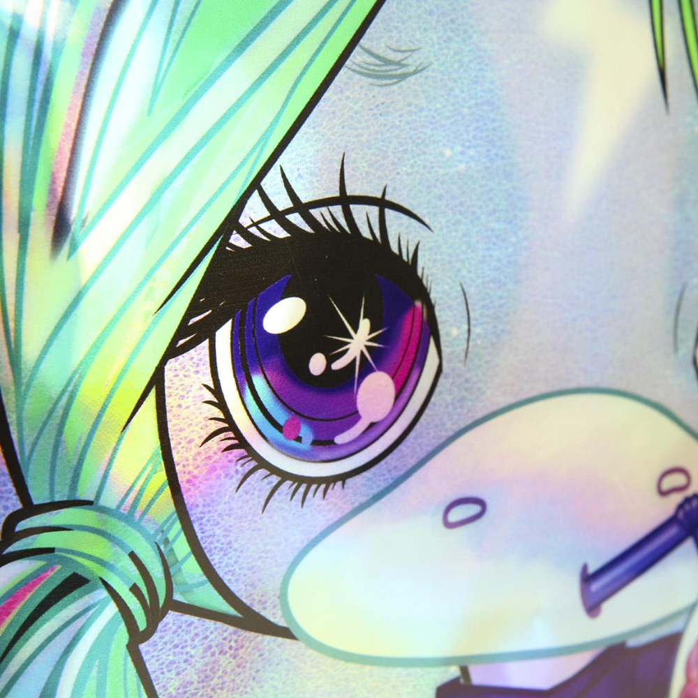 Primer plano de un ojo de unicornio con largas pestañas, un iris morado y un reflejo brillante.