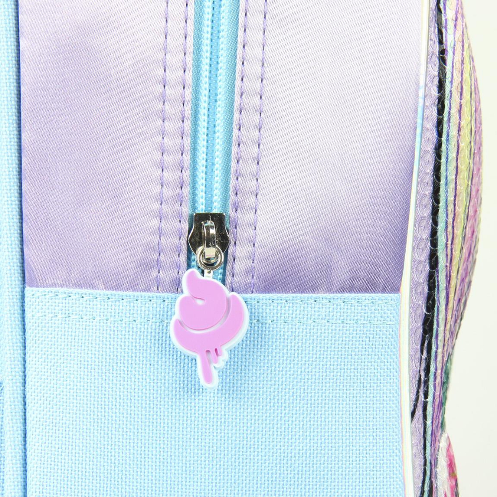 Primer plano del tirador de una cremallera de mochila con un dije de cono de helado rosa derritiéndose.