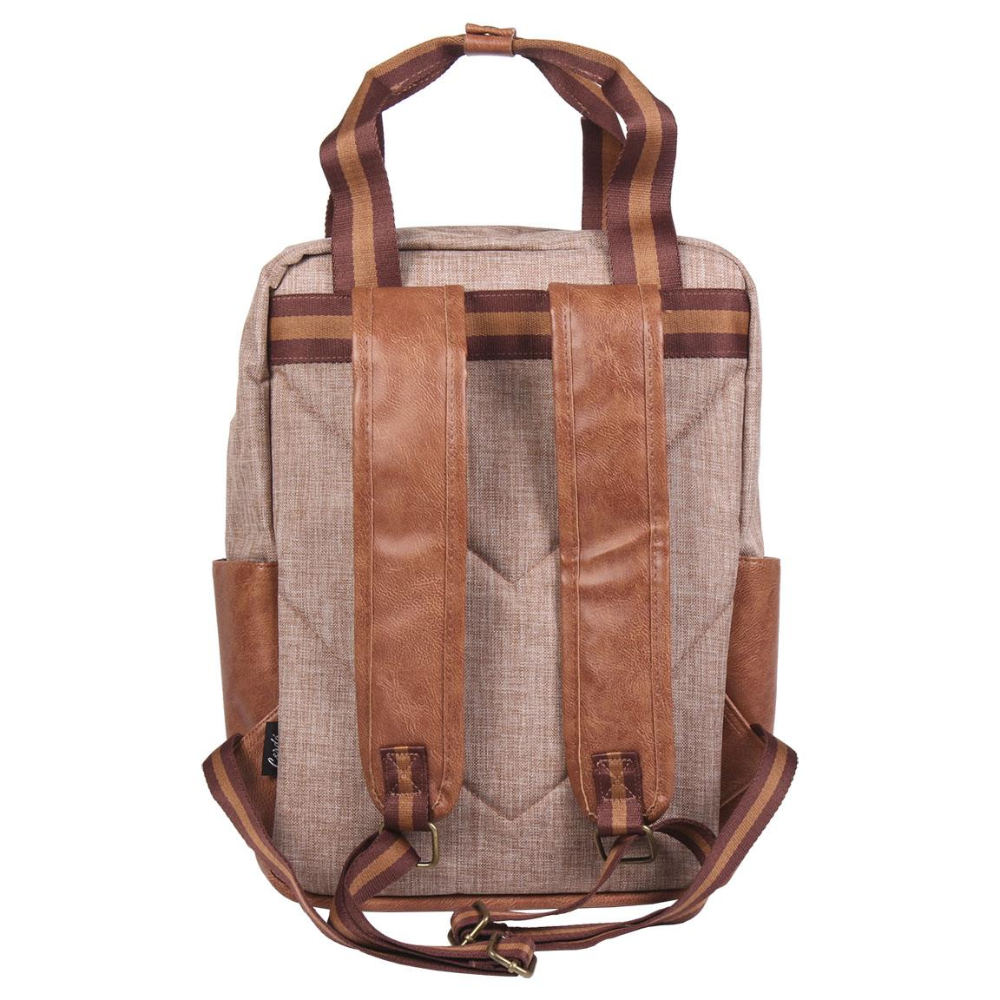 Vista trasera de una mochila marrón. Detalles en cuero marrón y beige. El fondo es blanco.