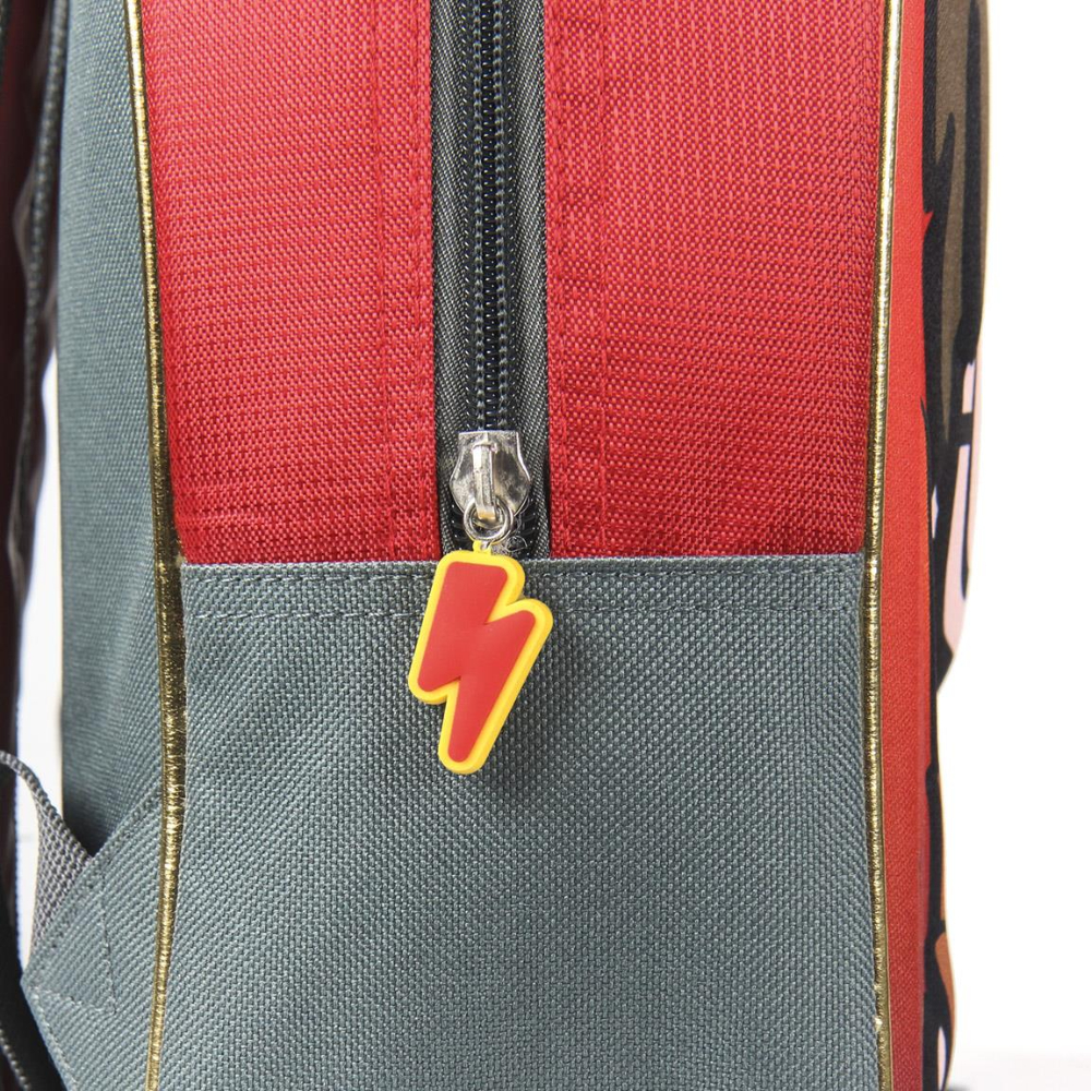 Primer plano de una mochila roja, gris y dorada con un tirador de cremallera en forma de rayo. Fondo blanco.