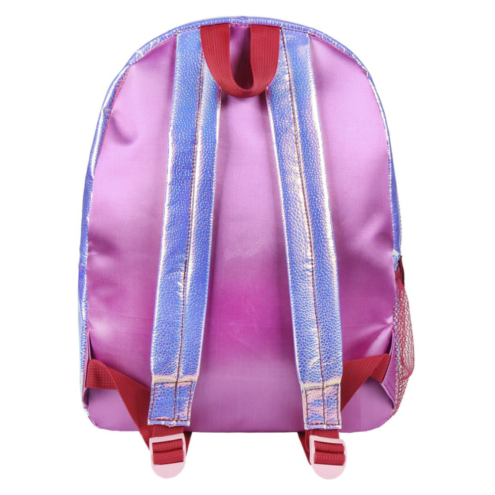 Parte trasera de una mochila morada con correas azules y rojas y hebillas rosas. Superficie brillante y texturizada.