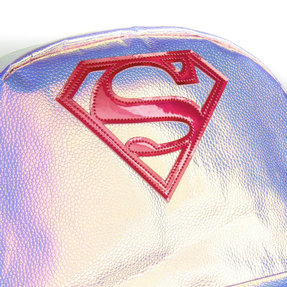 Mochila iridiscente de Superman con el logo rojo de Superman.