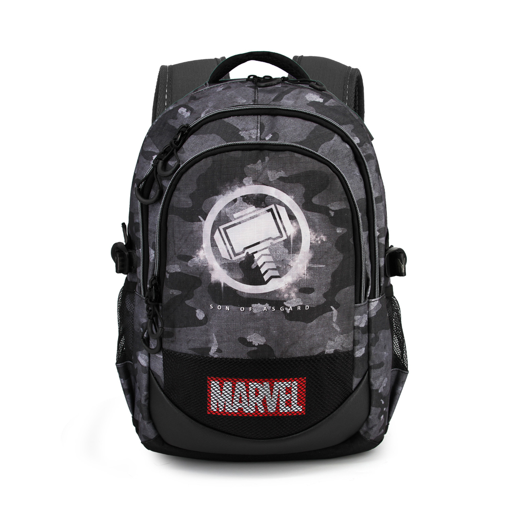 Mochila de camuflaje gris de Thor con el logo del martillo de Thor y el logo de Marvel. El fondo es blanco.