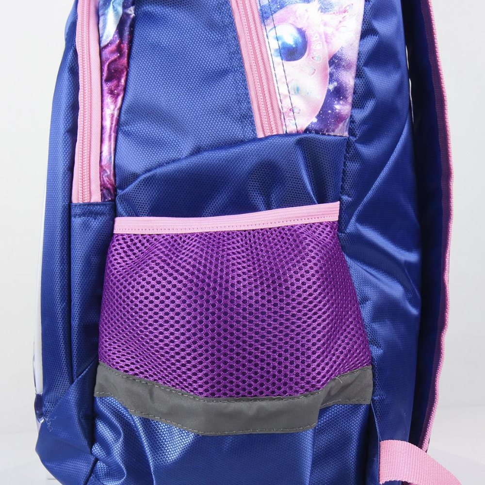 Mochila azul con detalles rosas y morados, bolsillo de malla y cremallera.