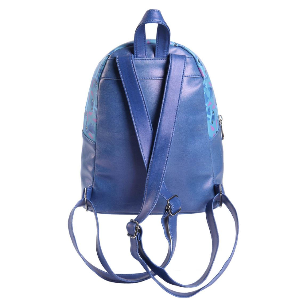 Mochila azul con estampado de Stitch. Correas traseras visibles.