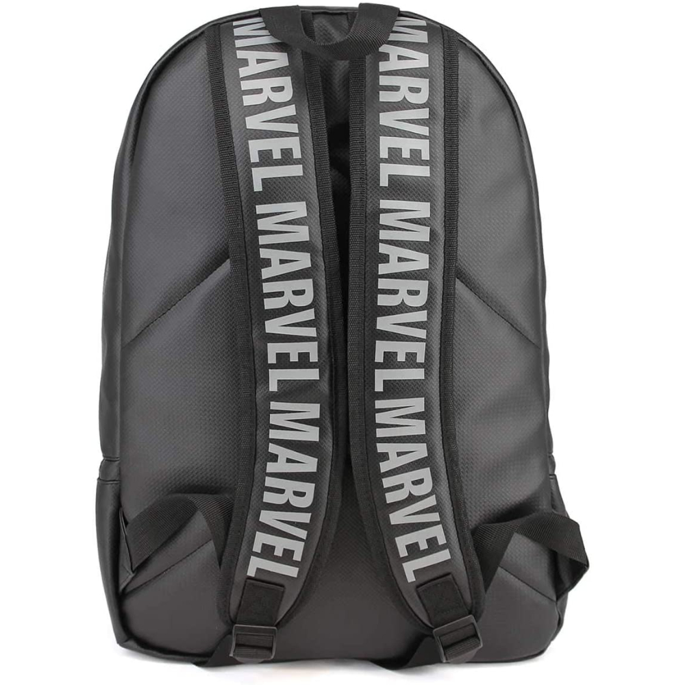 Mochila negra con texto 'MARVEL' blanco en las correas.