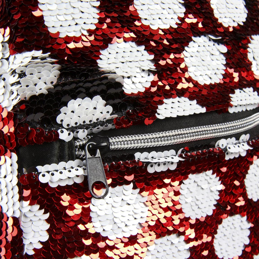 Mochila de lentejuelas rojas y blancas con cremallera negra y tirador plateado.