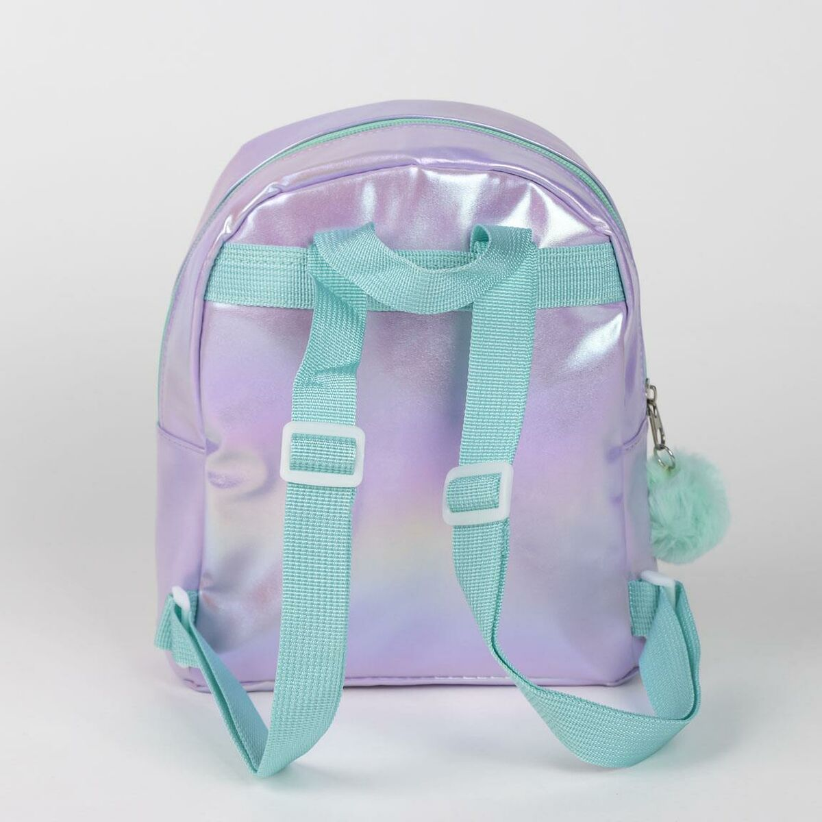 Schillernder Rucksack mit blauen Trägern und einem mintgrünen Pompon.