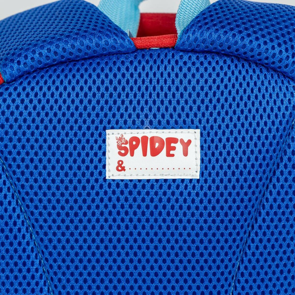 Correas de mochila de malla azul con una etiqueta de Spidey & Friends.