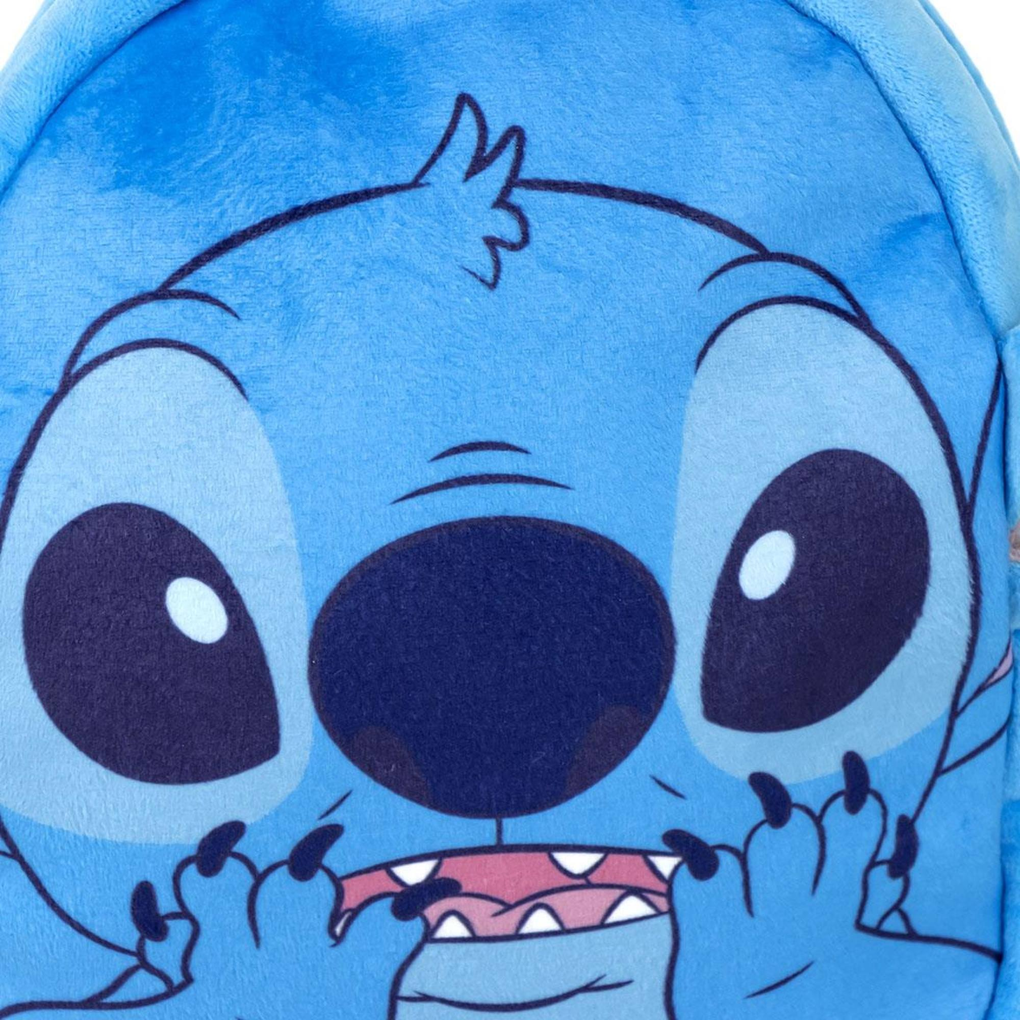 Mochila de peluche azul de Stitch, primer plano de la cara de Stitch. Fondo blanco.