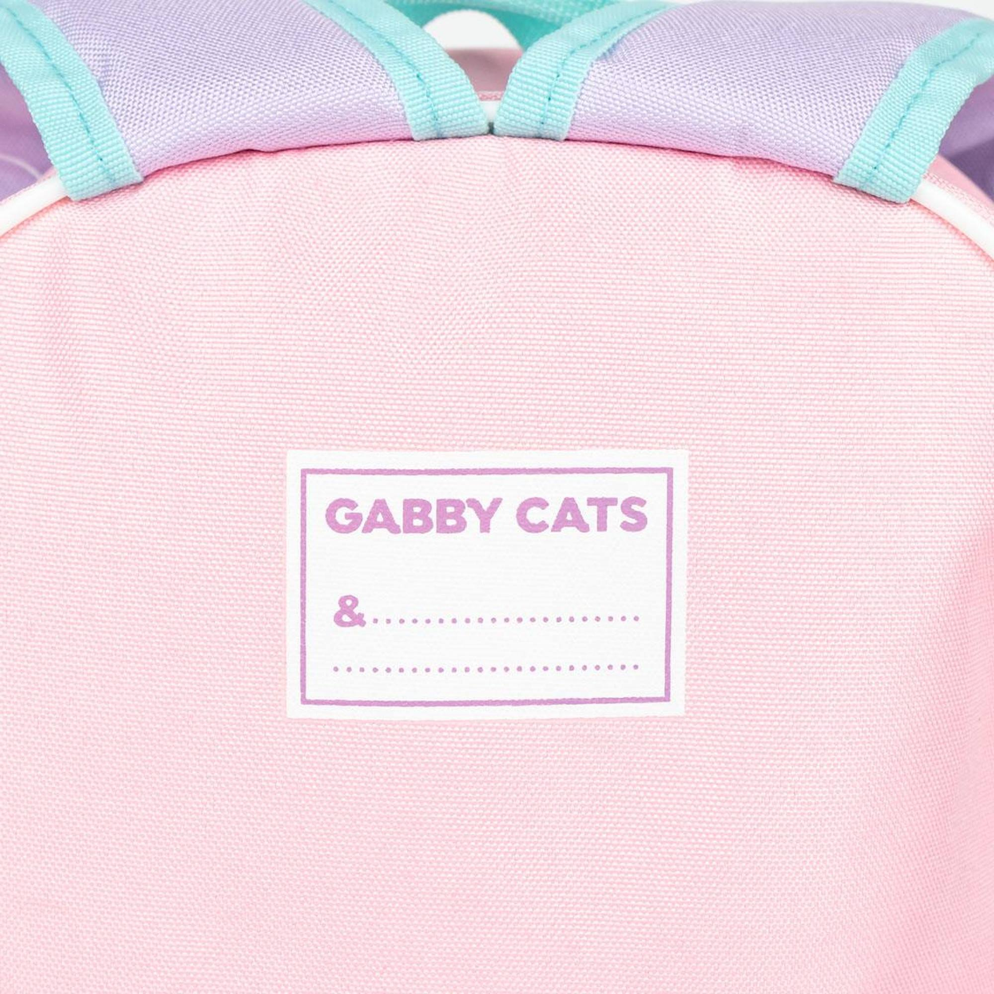 Mochila rosa de Gabby Cats con etiqueta. Fondo blanco.