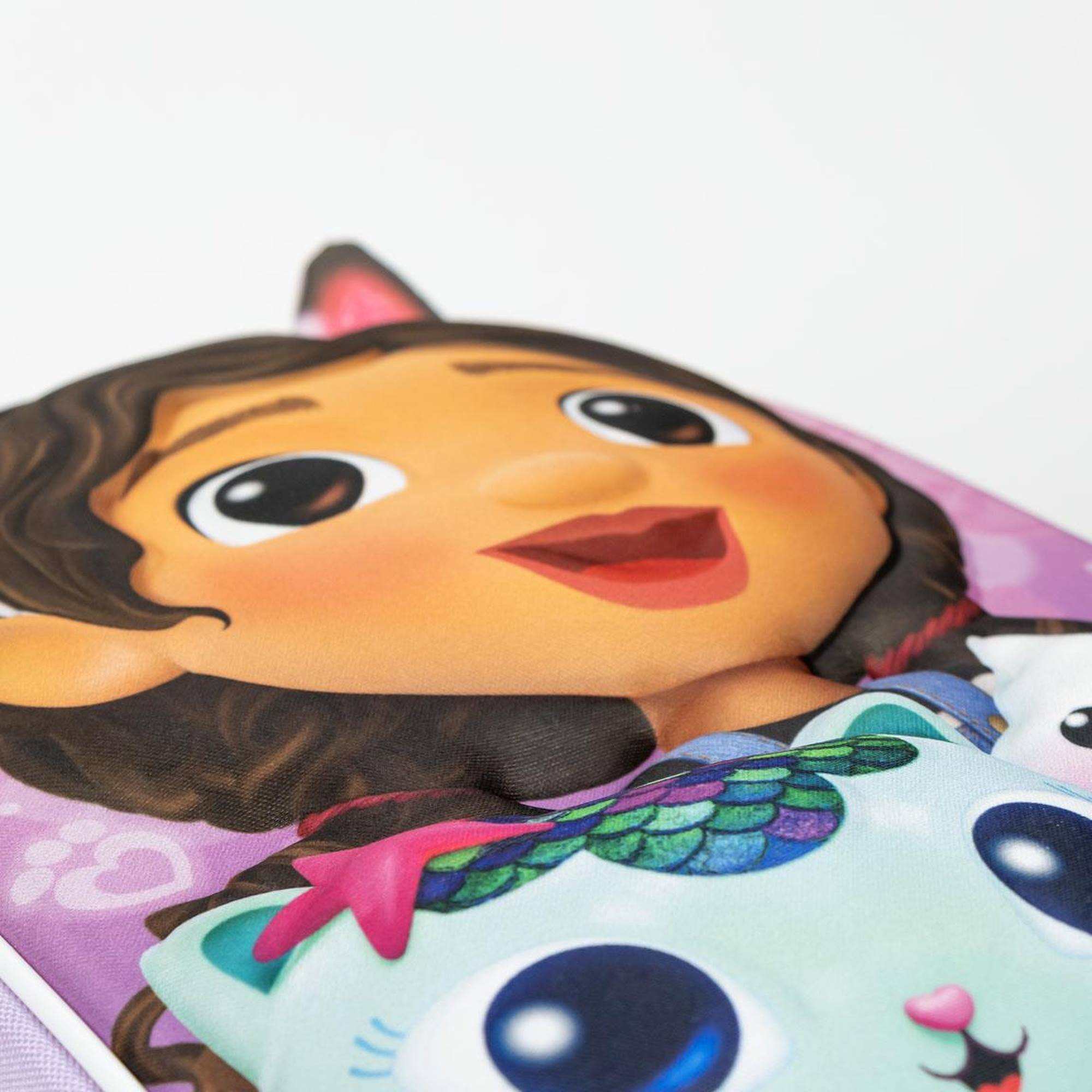 Primer plano de la mochila de Gabby's Dollhouse. Muestra la cara de Gabby y los Gabby Cats.