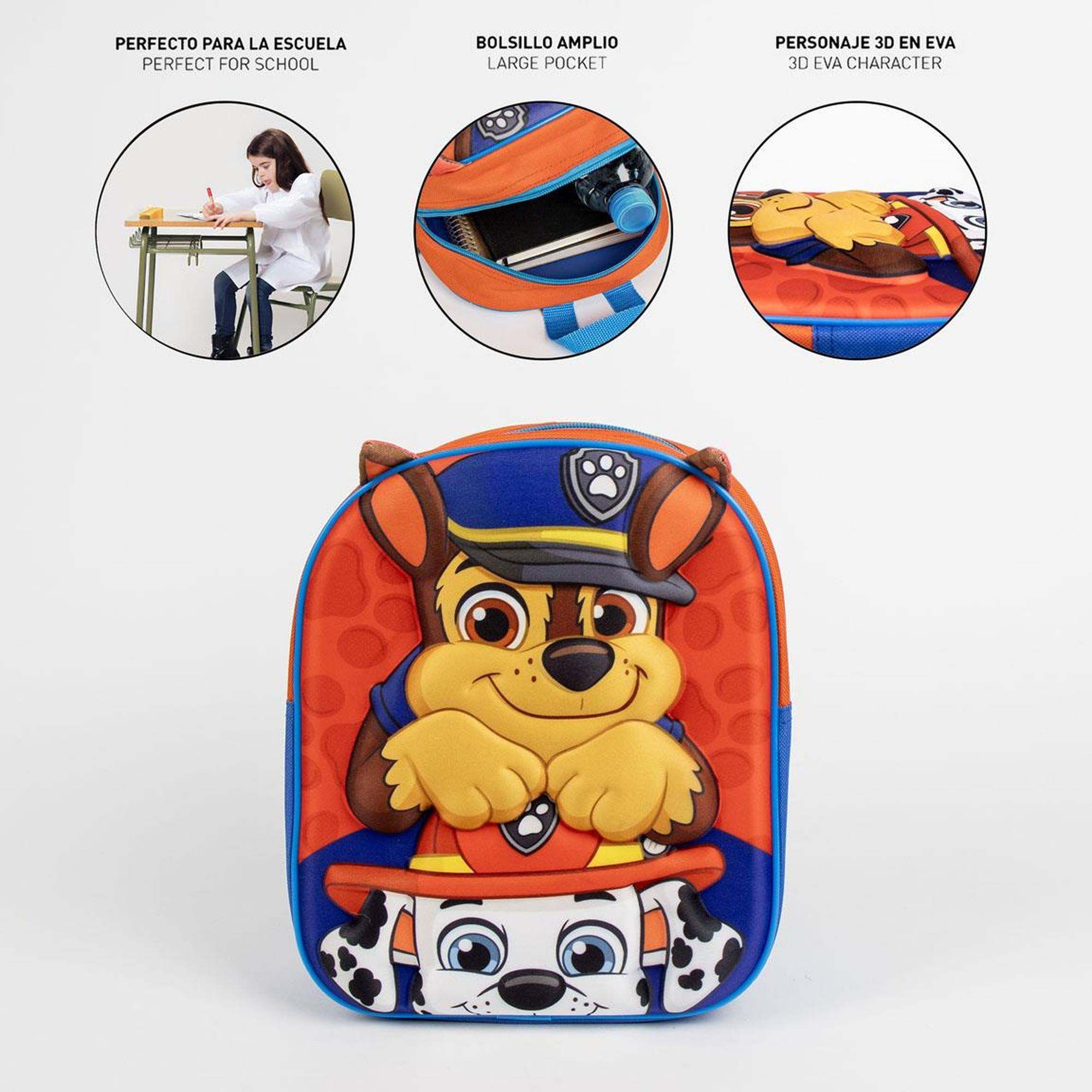 Mochila de Chase Paw Patrol con diseño 3D sobre fondo naranja y azul.