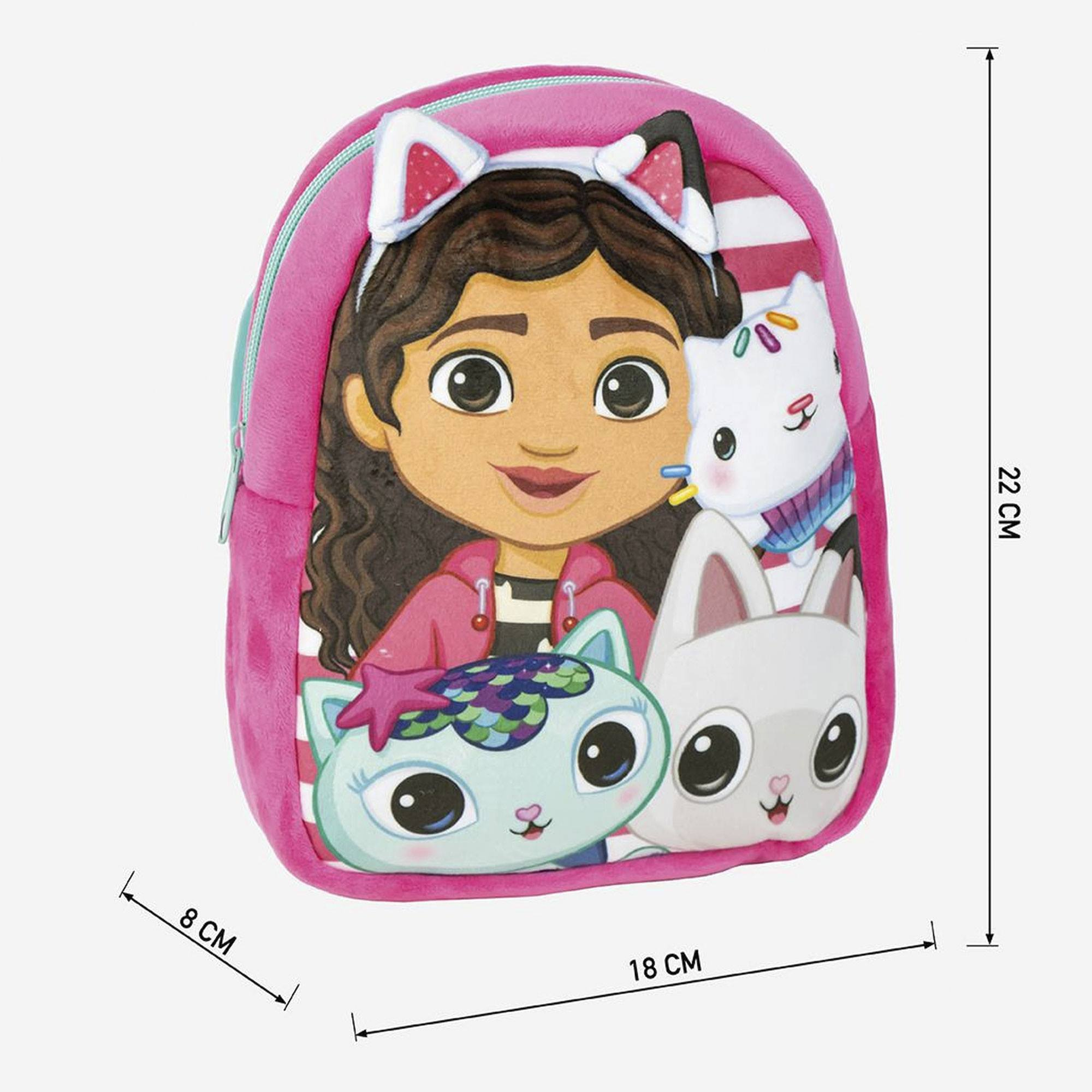 Mochila rosa de Gabby's Dollhouse con Gabby y dos gatos. Mide 18x22x8 cm. Fondo rosa.