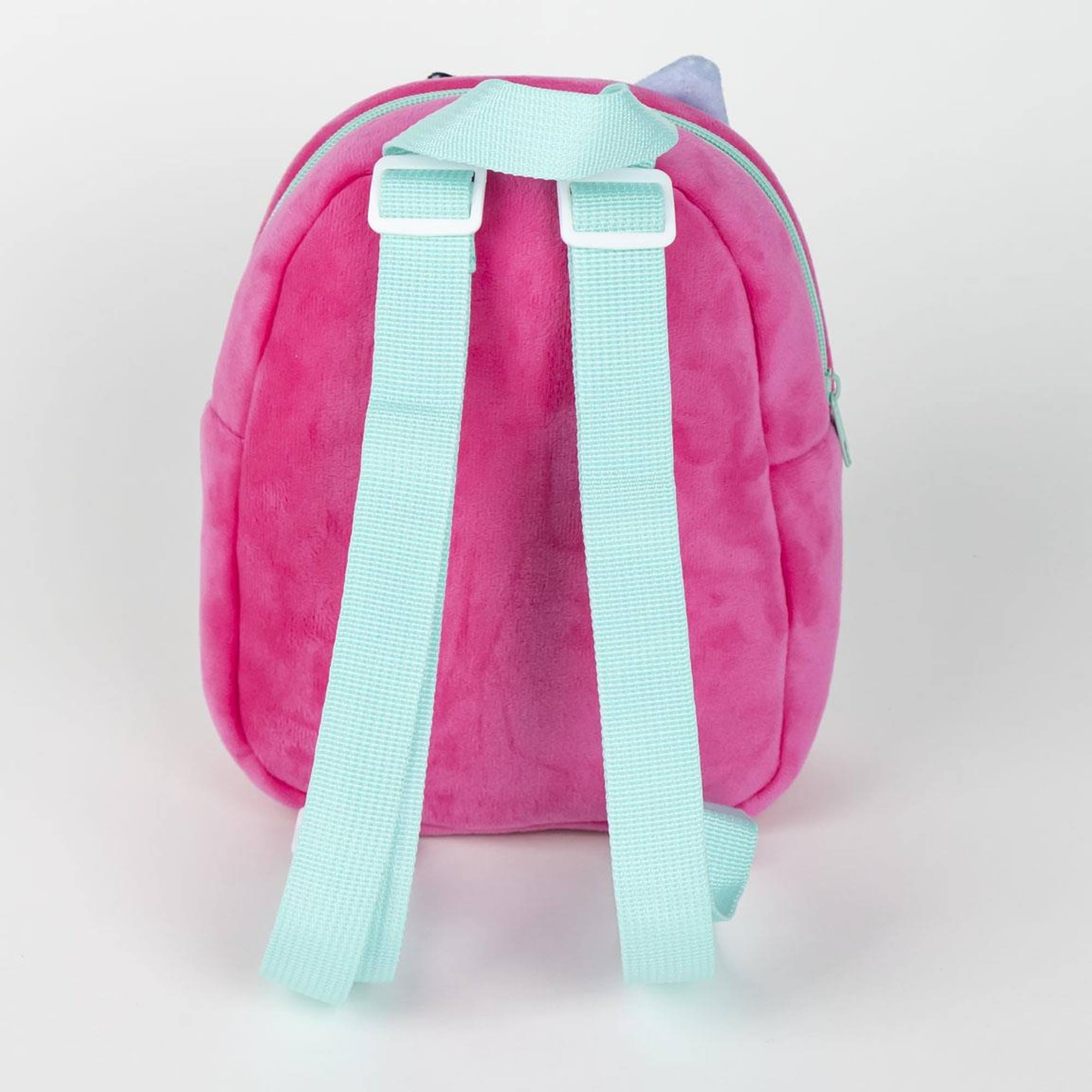 Mochila de felpa rosa con correas azul claro.