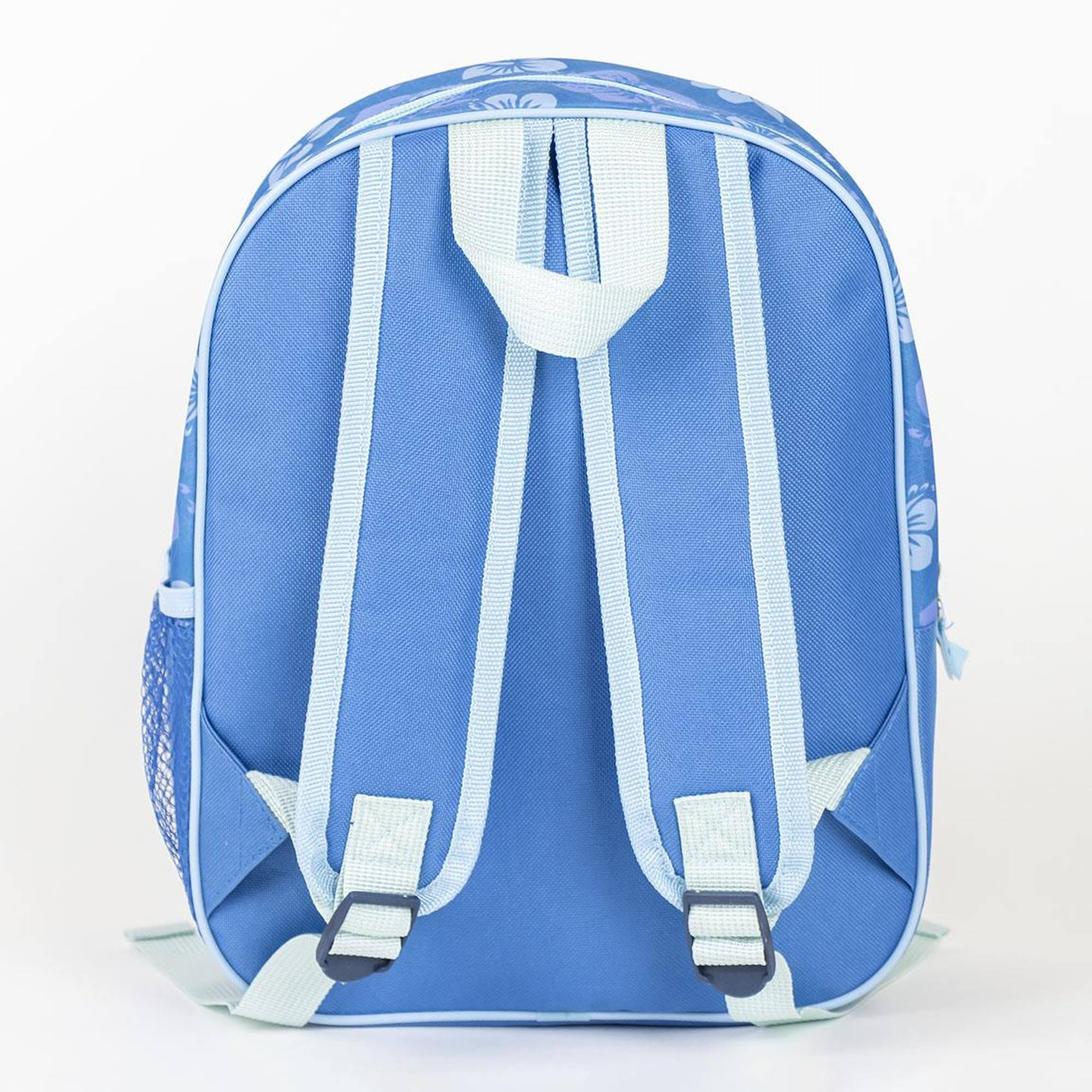 Blauer Rucksackrücken. Verfügt über zwei Schultergurte und eine Netztasche. Weißer Hintergrund.