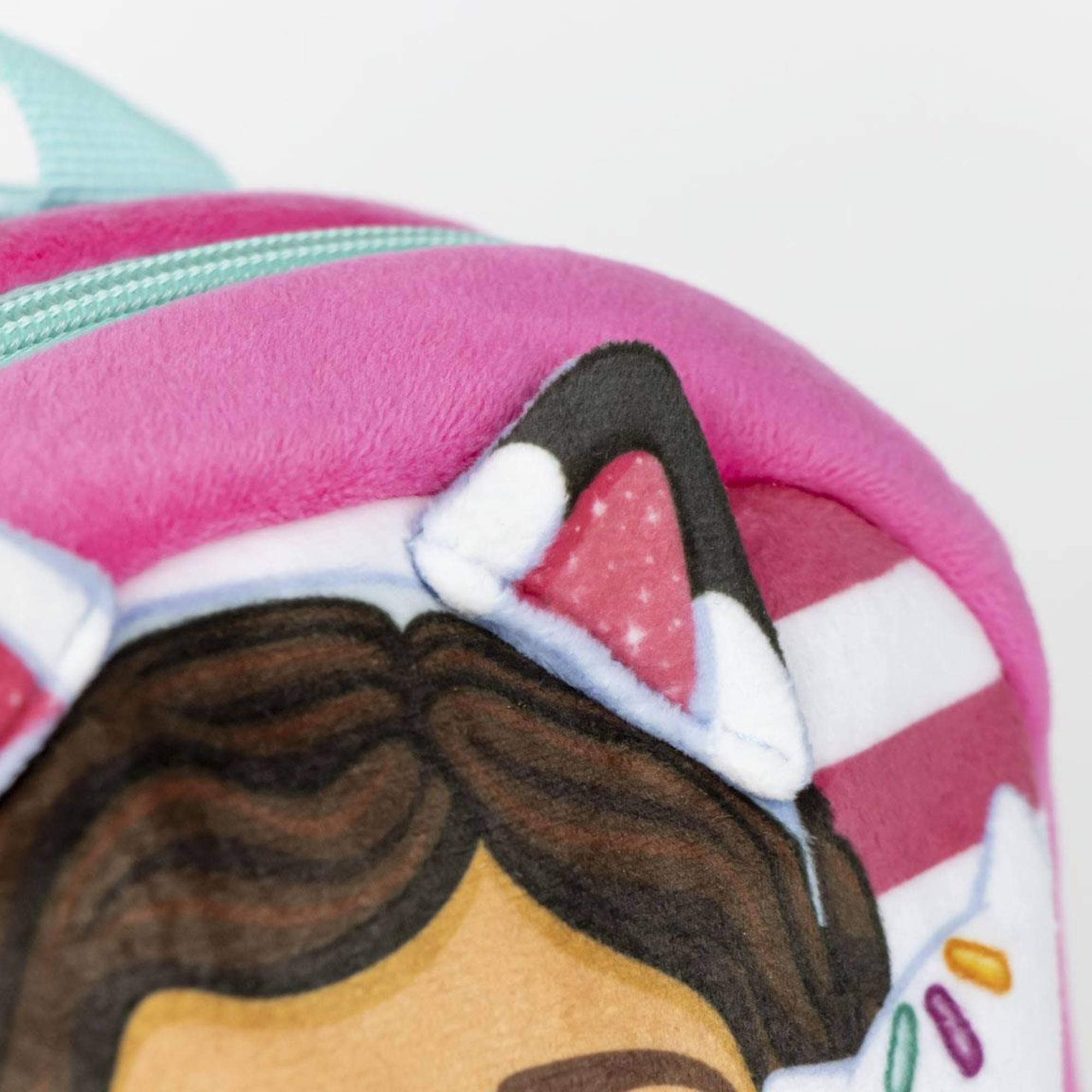 Primer plano de una mochila Gabby's Dollhouse rosa con detalle de oreja de gato.