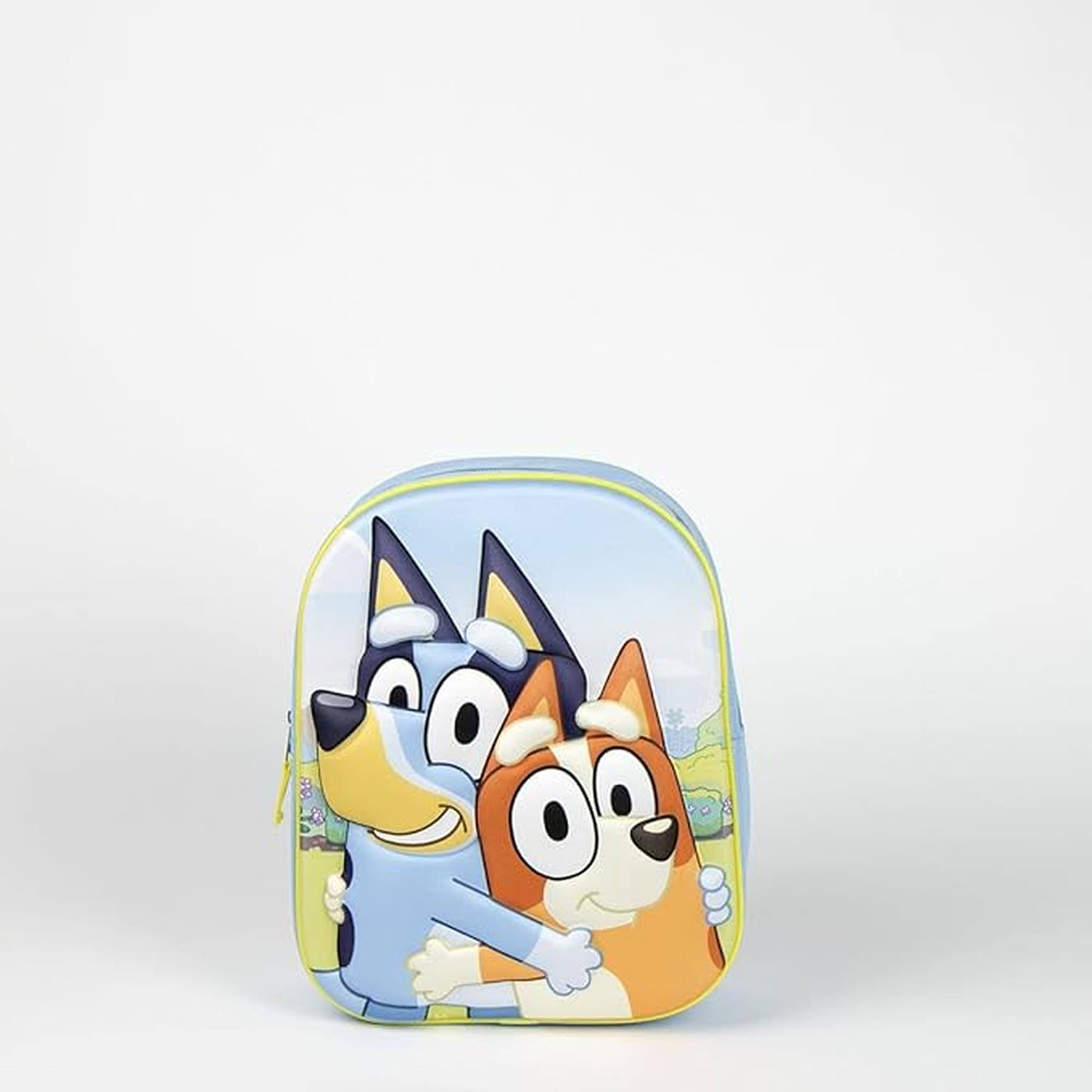 Bluey y Bingo abrazándose en una mochila de Bluey. Bluey y Bingo se abrazan. Fondo blanco.