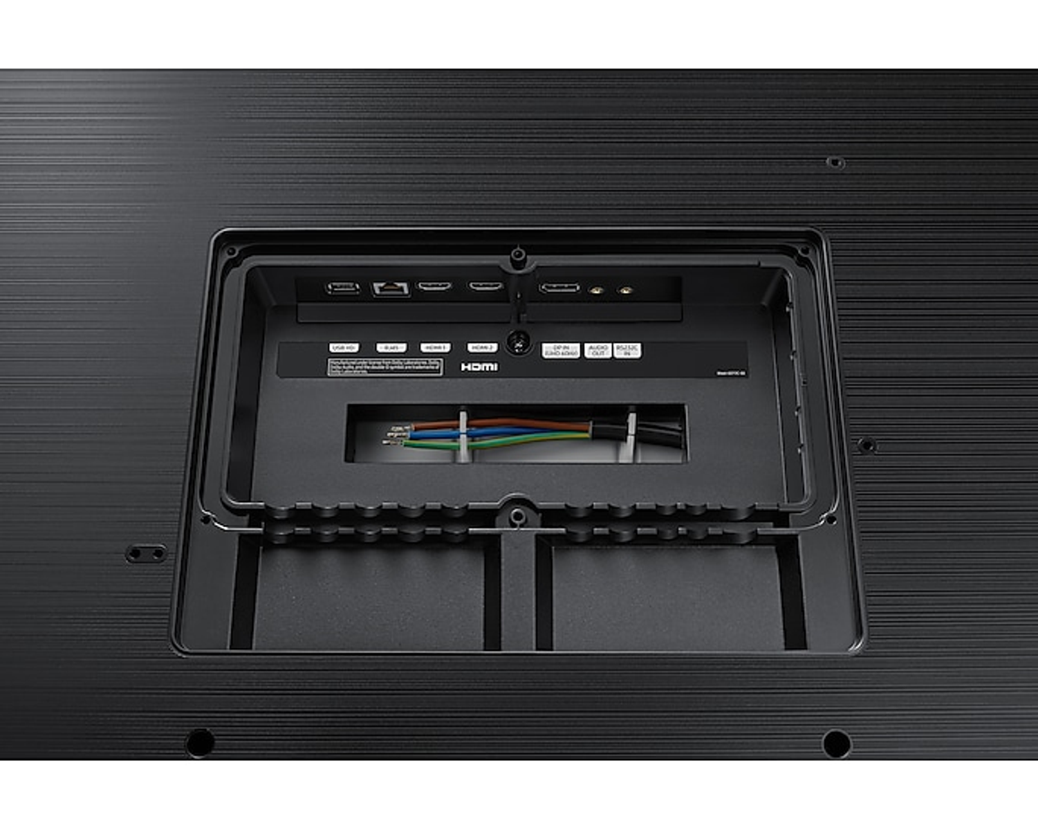 Nahaufnahme der Rückseite eines Monitors mit verschiedenen Anschlüssen und Verbindungen.