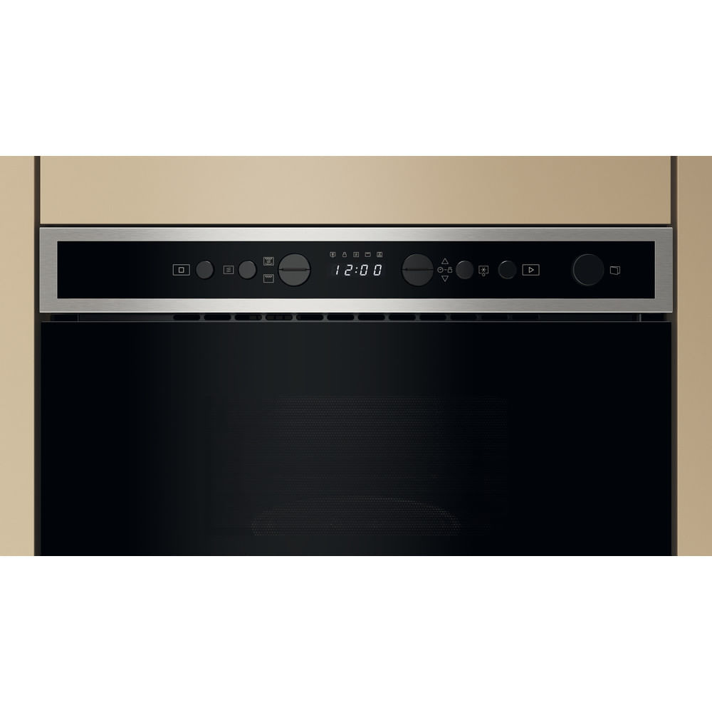 Primo piano di un forno a microonde nero da incasso con display digitale che mostra 12:00.