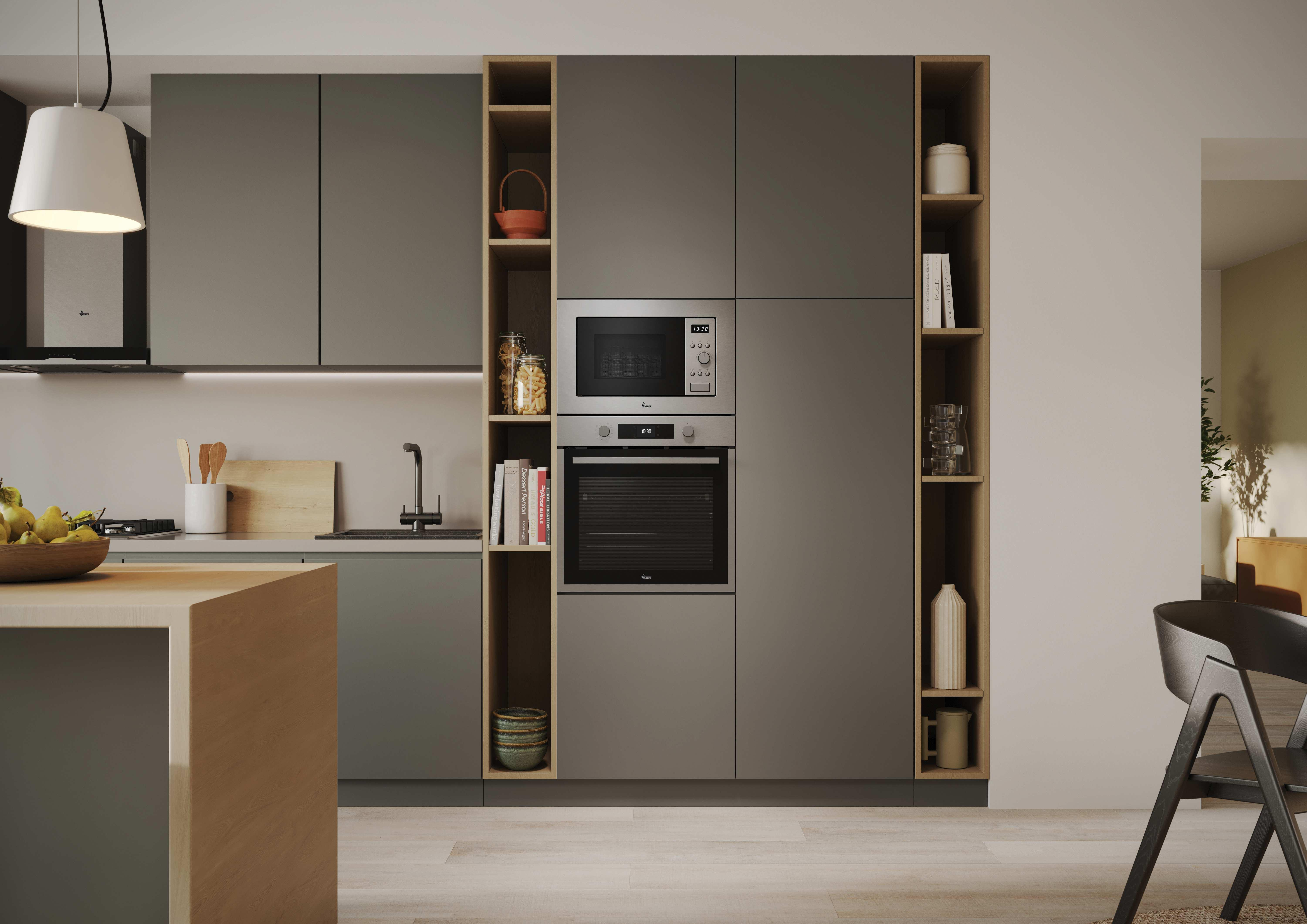 Cocina moderna con gabinetes grises, microondas-horno combinado y estanterías abiertas. Isla de madera y silla.