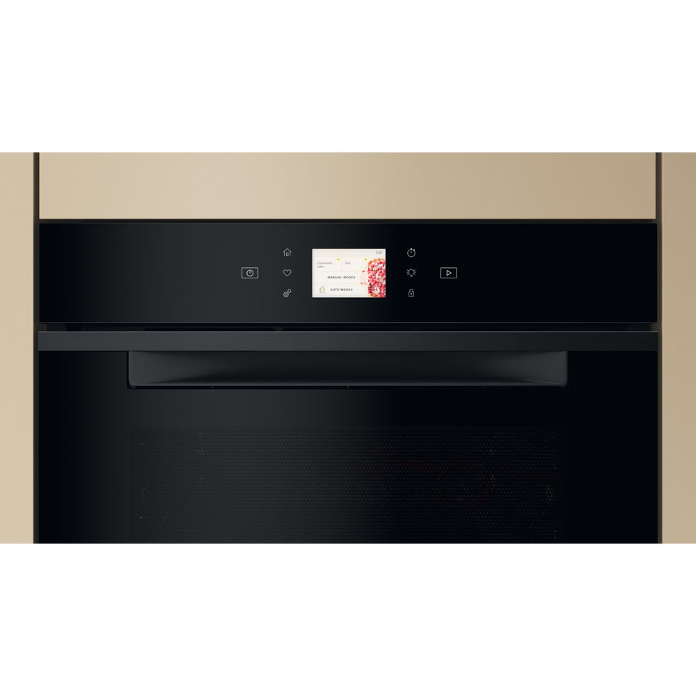 Primo piano di uno schermo del forno nero. Lo schermo mostra le opzioni del menu su un mobile beige.