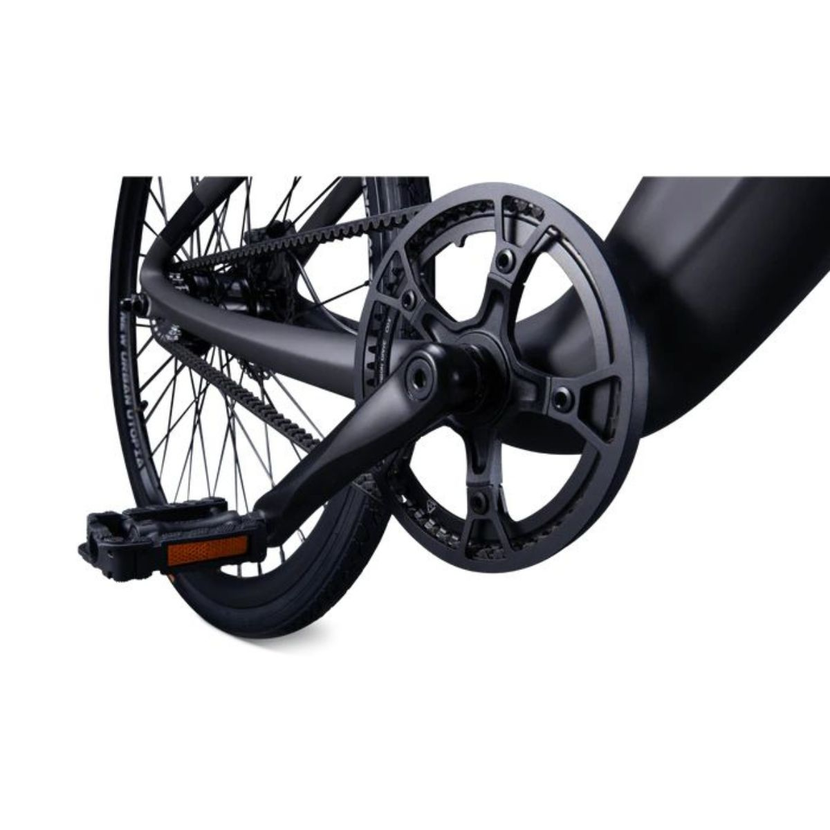 Primo piano del sistema di trasmissione di una bici nera. Catena, pedali e ingranaggi visibili.