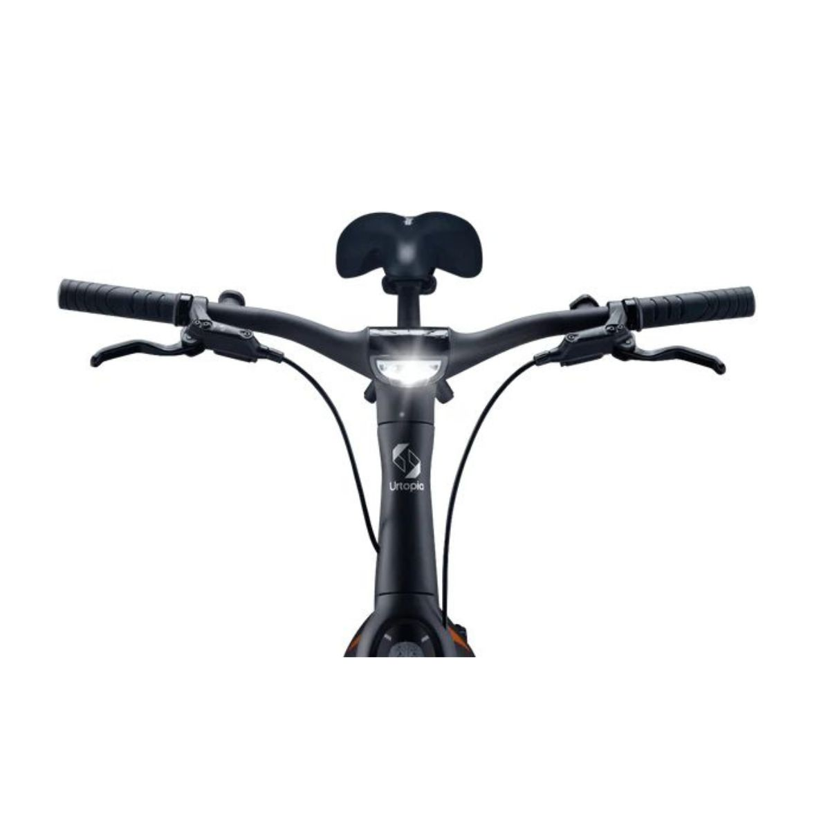 Primo piano del manubrio nero della bicicletta con freni, luci e sella. La parola "Utopic" è visibile.