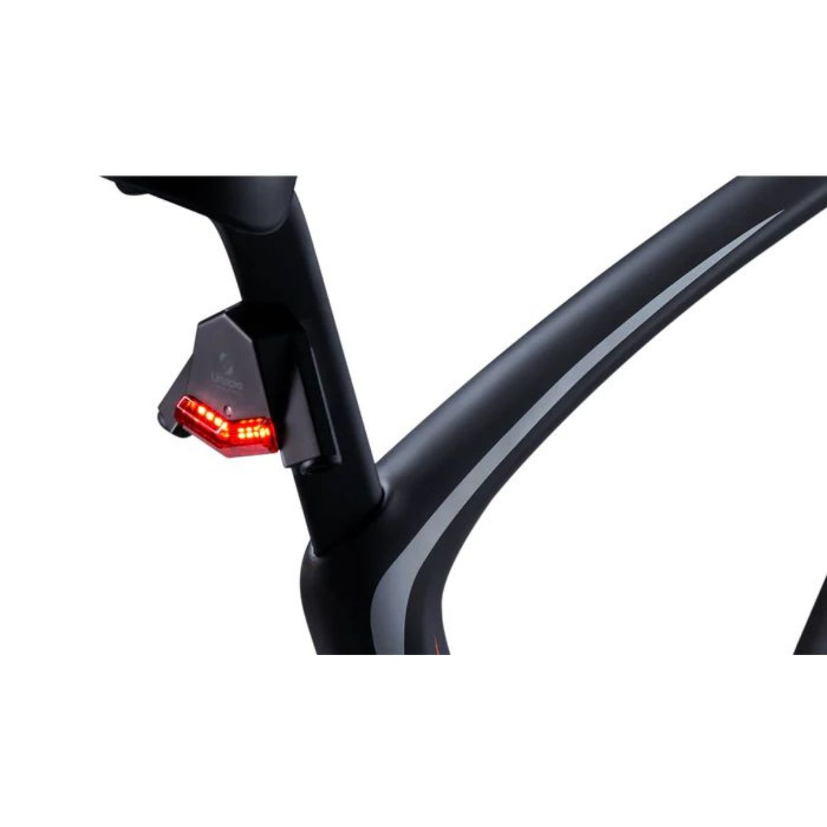 Primo piano della luce posteriore di una bici nera. Luci rosse illuminate sul reggisella.
