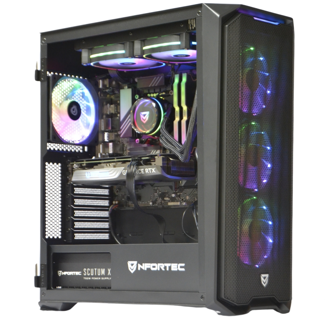 Una caja de computadora negra con luces RGB y componentes en el interior, sobre un fondo blanco.