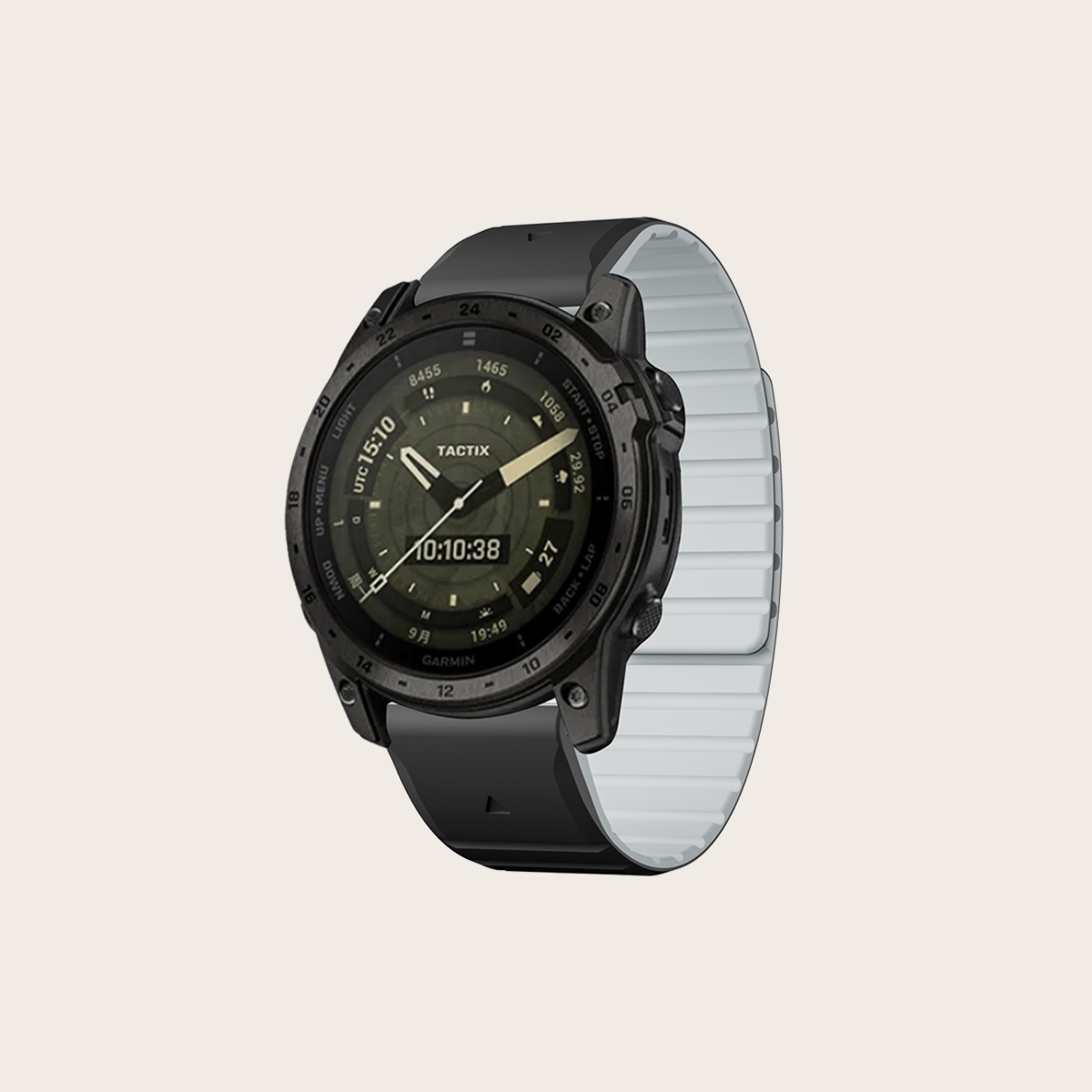 Schwarze Smartwatch mit weißem Band, zeigt Zeit und Daten an. Vor hellem Hintergrund.
