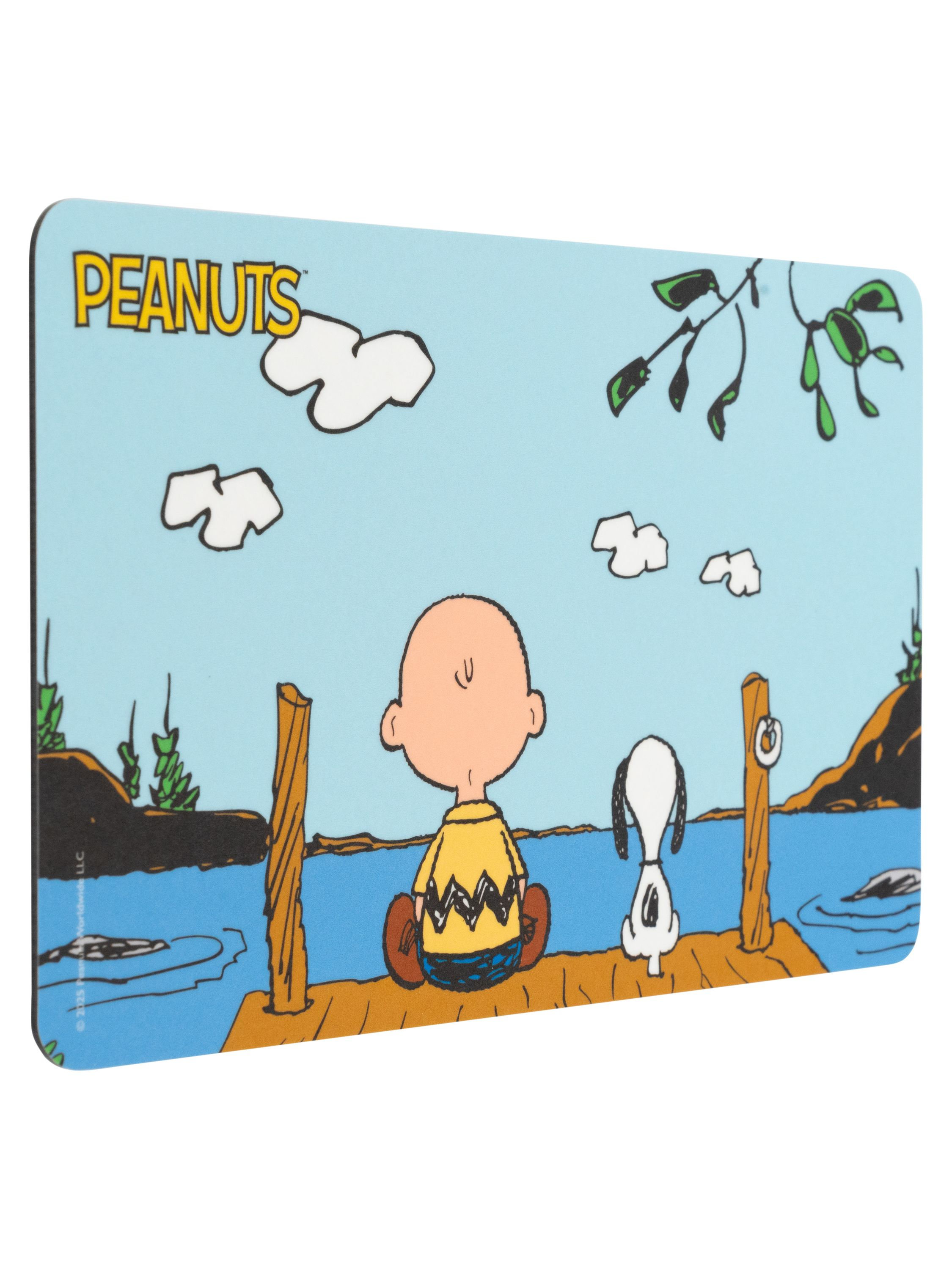 Ein Peanuts-Mauspad mit Charlie Brown und Snoopy auf einem Steg, mit blauem Hintergrund.