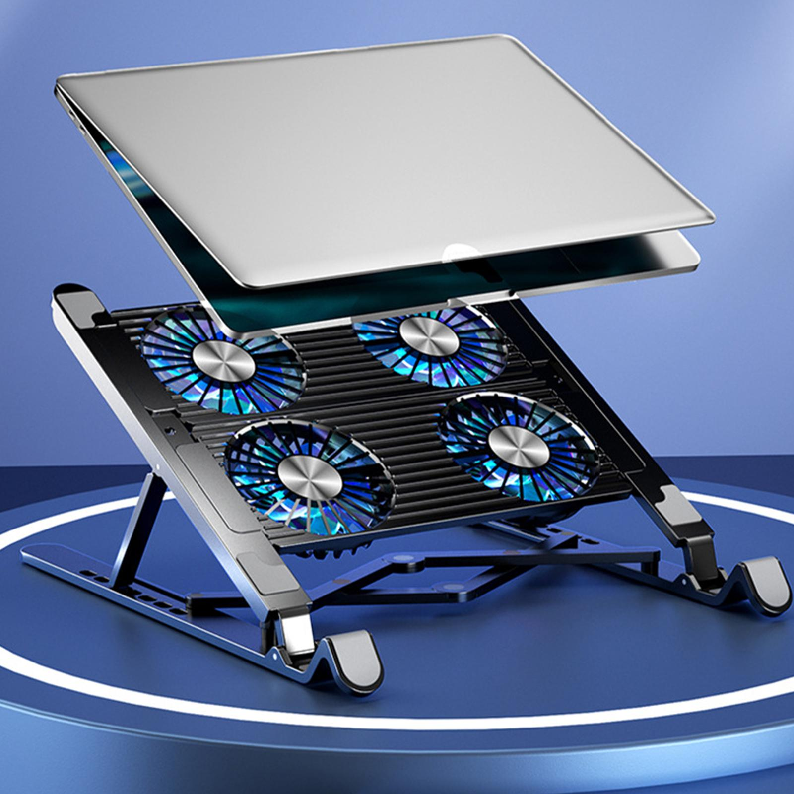 Laptop auf einem silbernen Ständer mit vier blauen Lüftern auf blauer Oberfläche.