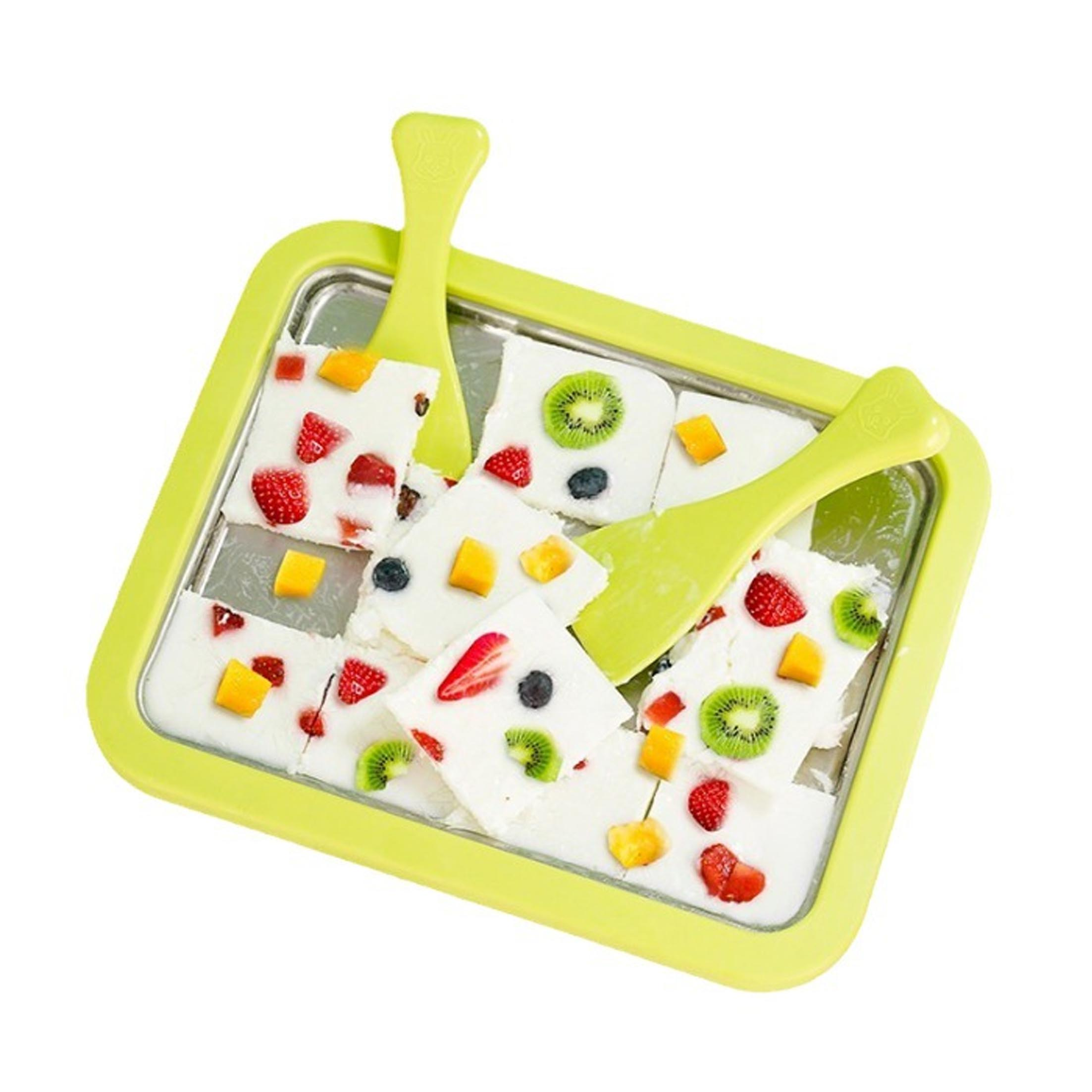 Eisrollen mit verschiedenen Früchten, serviert auf einem grün umrandeten Tablett. Zwei grüne Spatel.